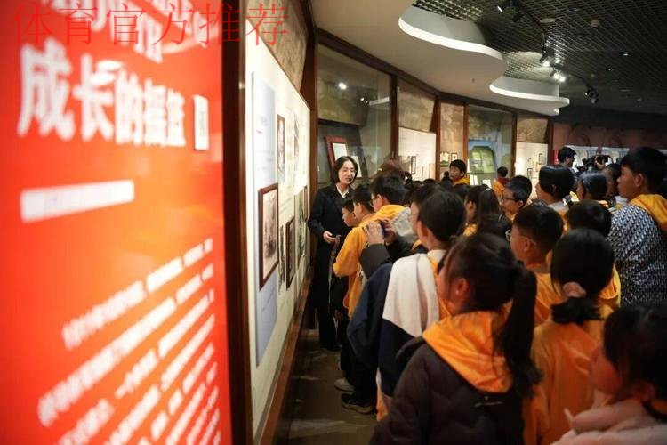 红色教育之路 U-17国青队参观聂耳纪念馆